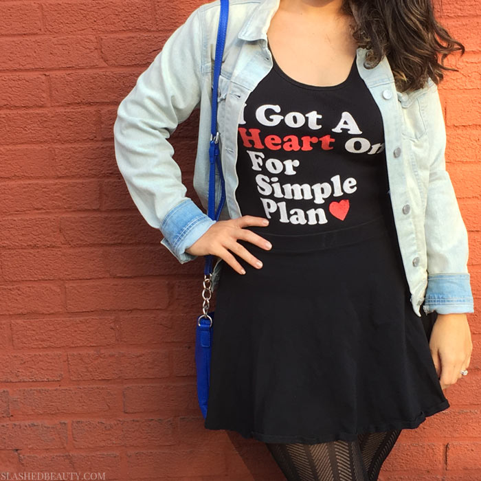 Your favorite band t-shirt doesn't only have to be a laundry day go-to. Learn how to dress up a band t-shirt for your next night out with this concert OOTD outfit inspiration! | Slashed Beauty